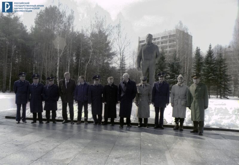 Встреча экипажа научно-исследовательского комплекса «Мир» В.Г. Корзуна, А.Ю. Калери, Д. Блаха, Р. Эвальда после успешного завершения космического полета. Экипаж на фоне памятника Ю.А. Гагарину. 26.03.1997. РГАНТД. Арх. № 0-12851 цв.