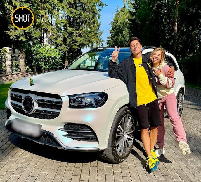    Аня Покров с бойфрендом около проданного автомобиляСоцсети Ани Покров