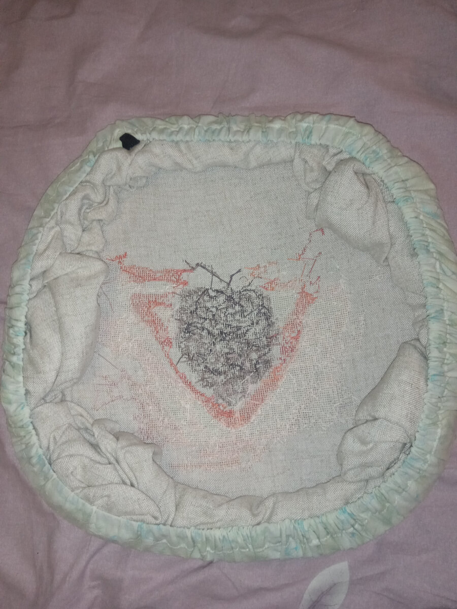 Первая попытка убрать края канвы под чехол. Тихий ужас. Фото автора