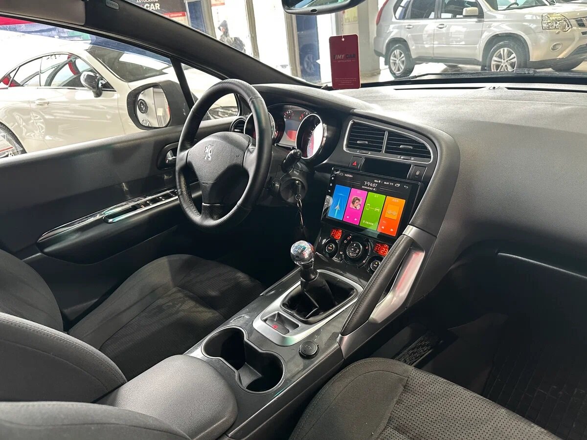 Интерьер весьма неплох.