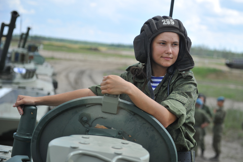 Женские экипажи танков. Девушки в военной форме. Женщины военнослужащие. Женщина танкист.