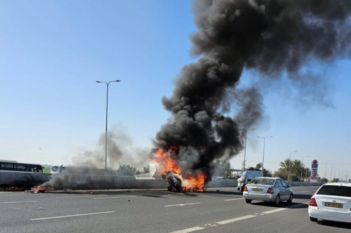    В Израиле легкомоторный самолет упал на автомобильную дорогу