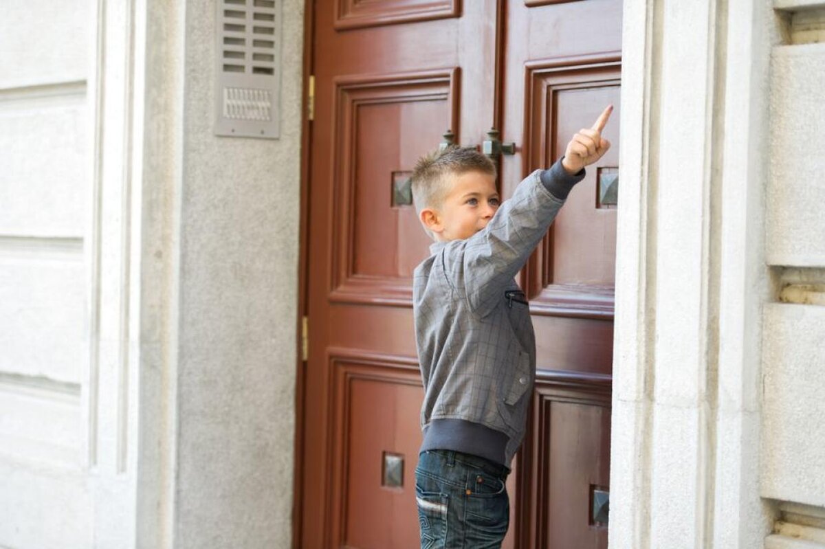 Стучать ы. Мальчик стучится в дверь. Мальчик у двери. Дверь для детей. Звонит в дверь.
