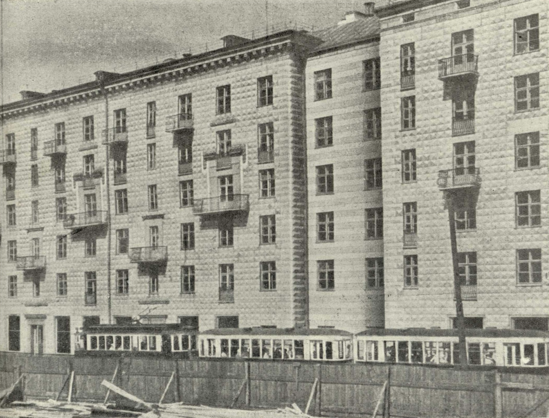 Строительство дома №3/9 на Большой Полянке. Любопытно, что практически такое же здание возвели ещё и на Дербеневской набережной (№1/2). Фото из журнала "Строительство Москвы" за 1940 год (№11-14).