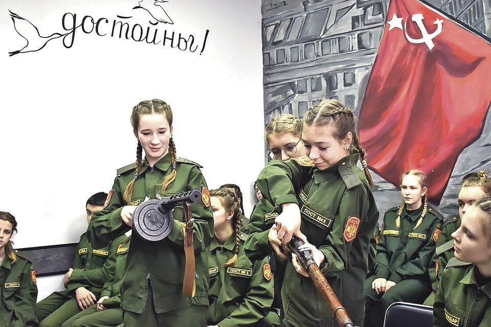     Во время «уроков мужества» ученики не только общаются с военными, но и получают практические навыки. Фото: Центр патриотического воспитания молодежи г. Краснодара