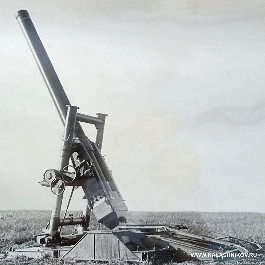 305-мм советский опытный миномёт В-32. Снимок 1953 г.