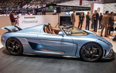 Суперкар появился в 2015 году, производитель Koenigsegg (Кенигсегг), располагающийся в стране Швеция. Двигатель Koenigsegg Regera Concept объёмом 5065 см³ развивает мощность 1790 лошадиных сил, что позволяет автомобилю разгоняться до 100 километров в час за 2.7 секунды и развивать максимальную скорость 410 км/ч. Цена Koenigsegg Regera Concept - 2 000 000 $ или 132 000 000 ₽.