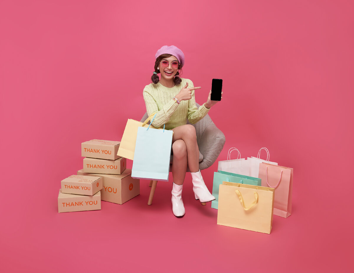 <a href="https://ru.freepik.com/free-photo/happy-asian-teen-woman-sitting-on-sofa-holding-shopping-bags-and-smartphone-isolated-on-pink-background-shopper-or-shopaholic-concept_32677404.htm#query=%D0%BF%D0%BE%D0%BA%D1%83%D0%BF%D0%B0%D1%82%D0%B5%D0%BB%D1%8C&position=3&from_view=search&track=sph">Изображение от our-team</a> на Freepik