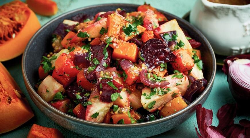 Салат с печеными овощами. Салат из запеченных овощей в духовке. Салат с хрустящими баклажанами по грузински. Салат из баклажанов. Салат с печеными овощами и сыром.