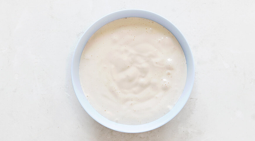 1. Приготовьте тесто для бисквита — основы торта Чародейка. Яйца взбейте миксером с сахаром и солью до получения светлой пышной массы однородной консистенции.
2. Духовку нагрейте до 180°C. Муку просейте с разрыхлителем. Добавьте в получившуюся яичную массу и быстро перемешайте. Выложите в форму, выстланную качественной бумагой для выпечки (диаметром 22–24 см). Готовьте бисквит 30 минут.