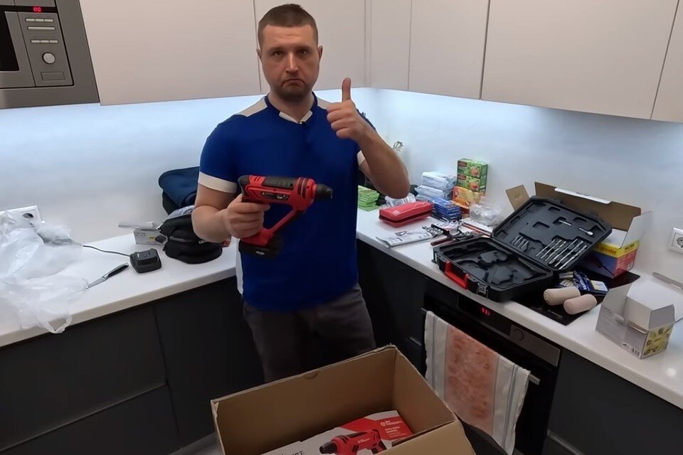     Юрий Озаровский вскрыл коробку весом 20 килограммов и показал ее содержимое. Фото: t.me/MoreOz