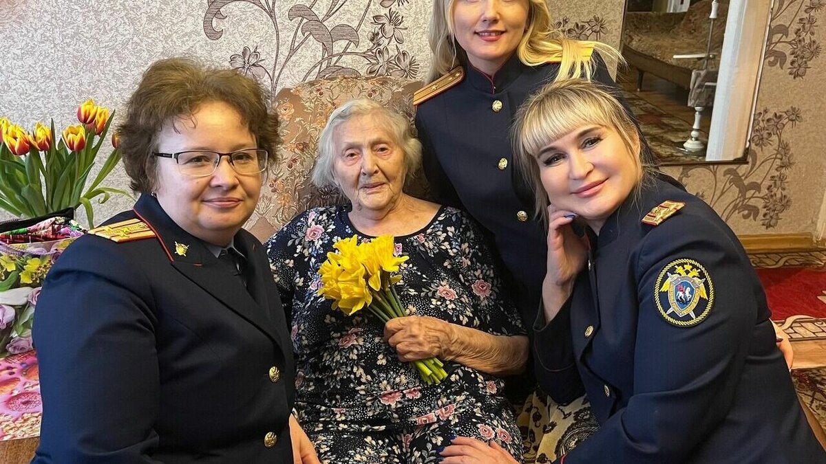     На фронт именинница ушла добровольцем в 1943 году сразу по окончании Ленинградского военно-медицинского училища, которое тогда было эвакуировано в Омск.