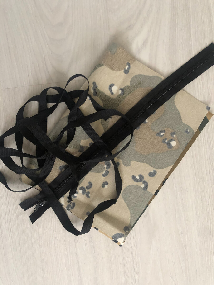 Для пошива маленькой косметички мне понадобился прямоугольный кусок ткани размером 28х43 см., 1 молния 30 см. и тесьма 125 см..