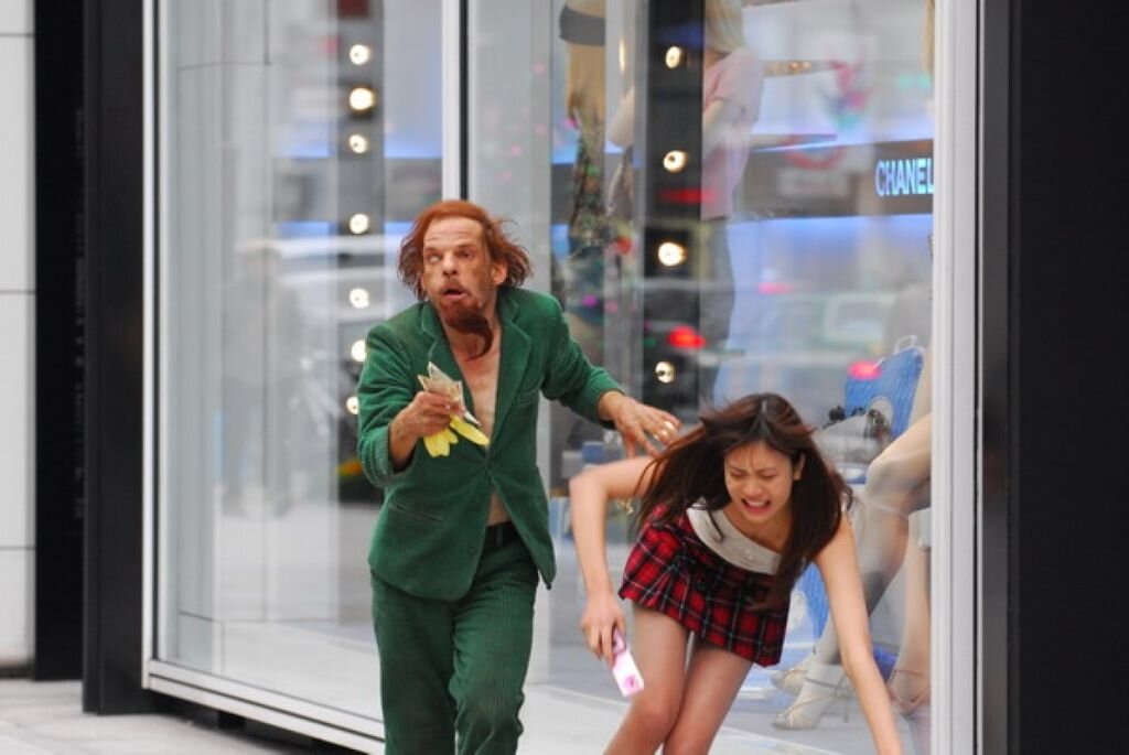 Новелла Лео Каракса. Кадр из фильма "Токио!" (2008)