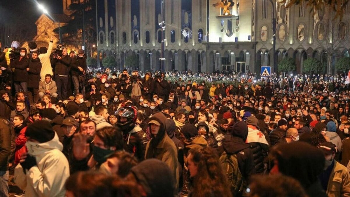     Акция протеста против принятия закона об иноагентах началась в Тбилиси во вторник утром, одобренного грузинским парламентом в первом чтении того же дня. Протесты сопровождались стычками с полицией, а вечером протестующие прорвали железные заграждения у входа в парламент.