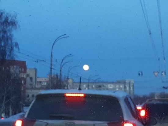     Луна в 19:00. Фото: МК в Кузбассе