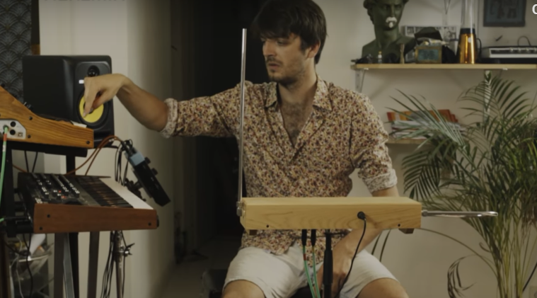 Современное исполнение музыки на терменвоксе. Фото: скриншот видео с Youtube-канала MEZERG.