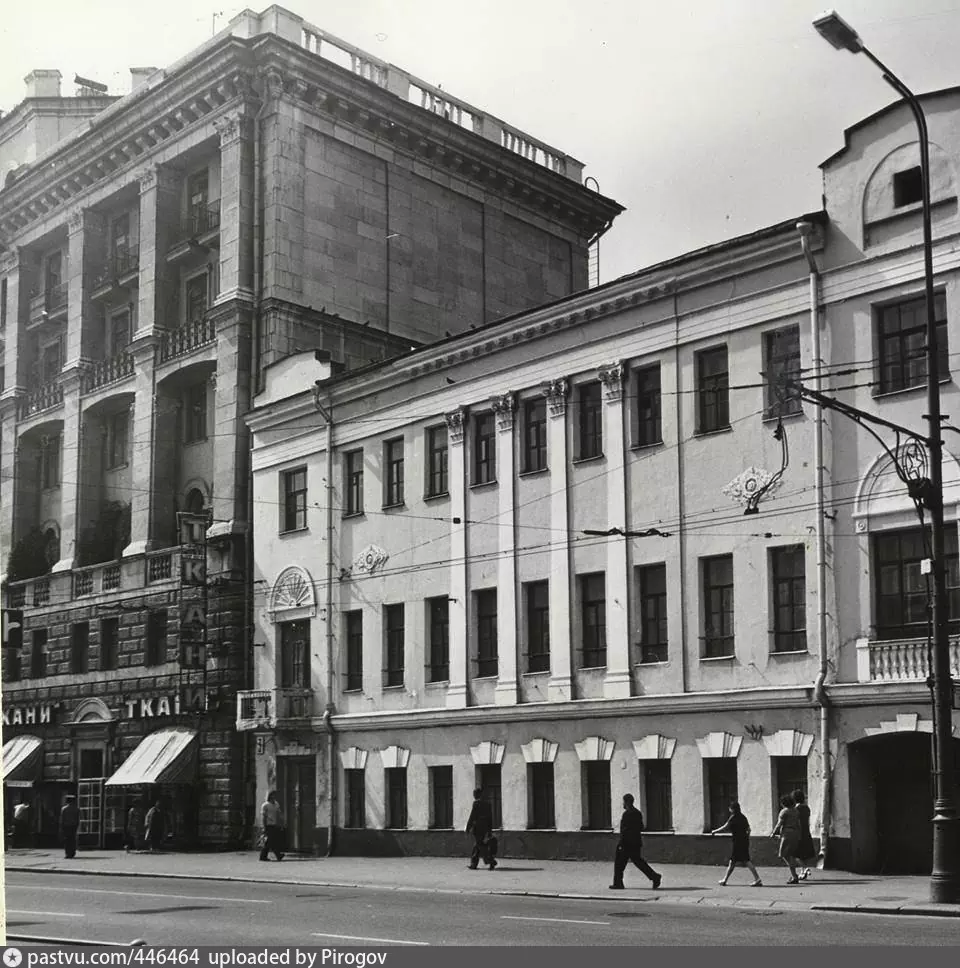 Слева - магазин "Ткани", справа - дом № 3 по Тверскому бульвару, где находилась школа № 132. Подпись на вотермарке: uploaded by Pirogov.