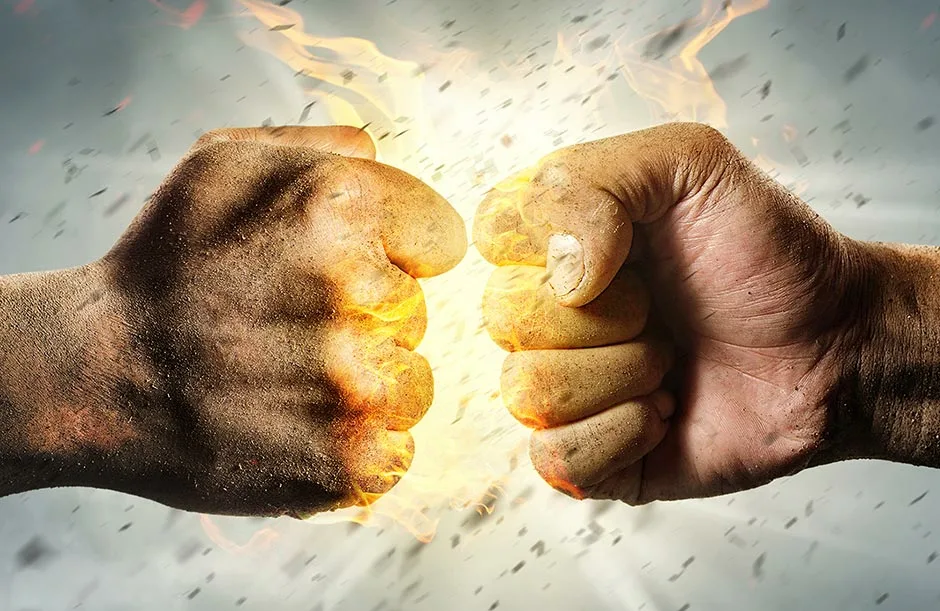 Счастливые фото. Кулак на столе. Красивый внутренний мир. Человек сжал кулак. Море в кулаке мысли в разные.