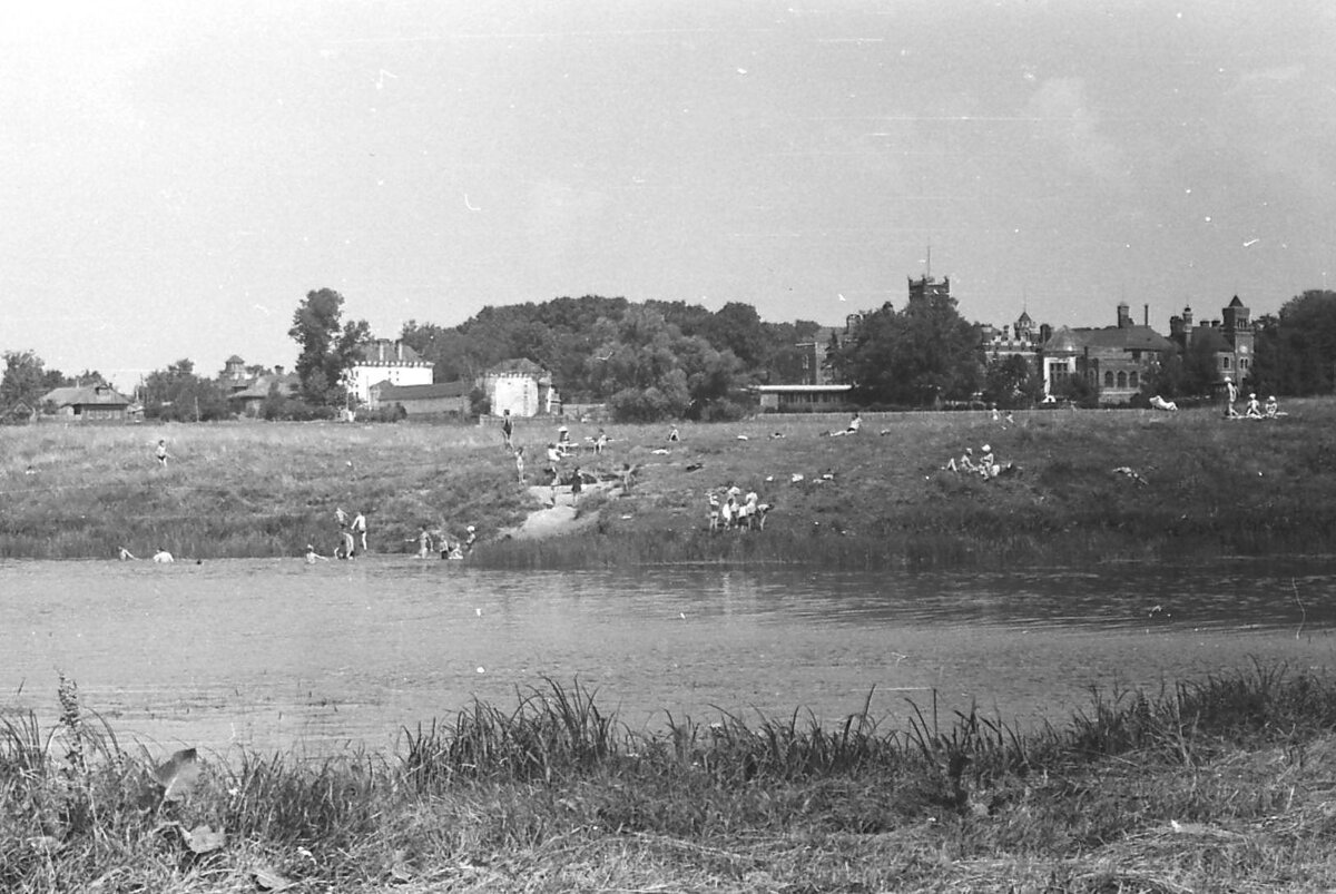 Ямина.  Здесь купались. Рядом другое озеро, там полоскали белье