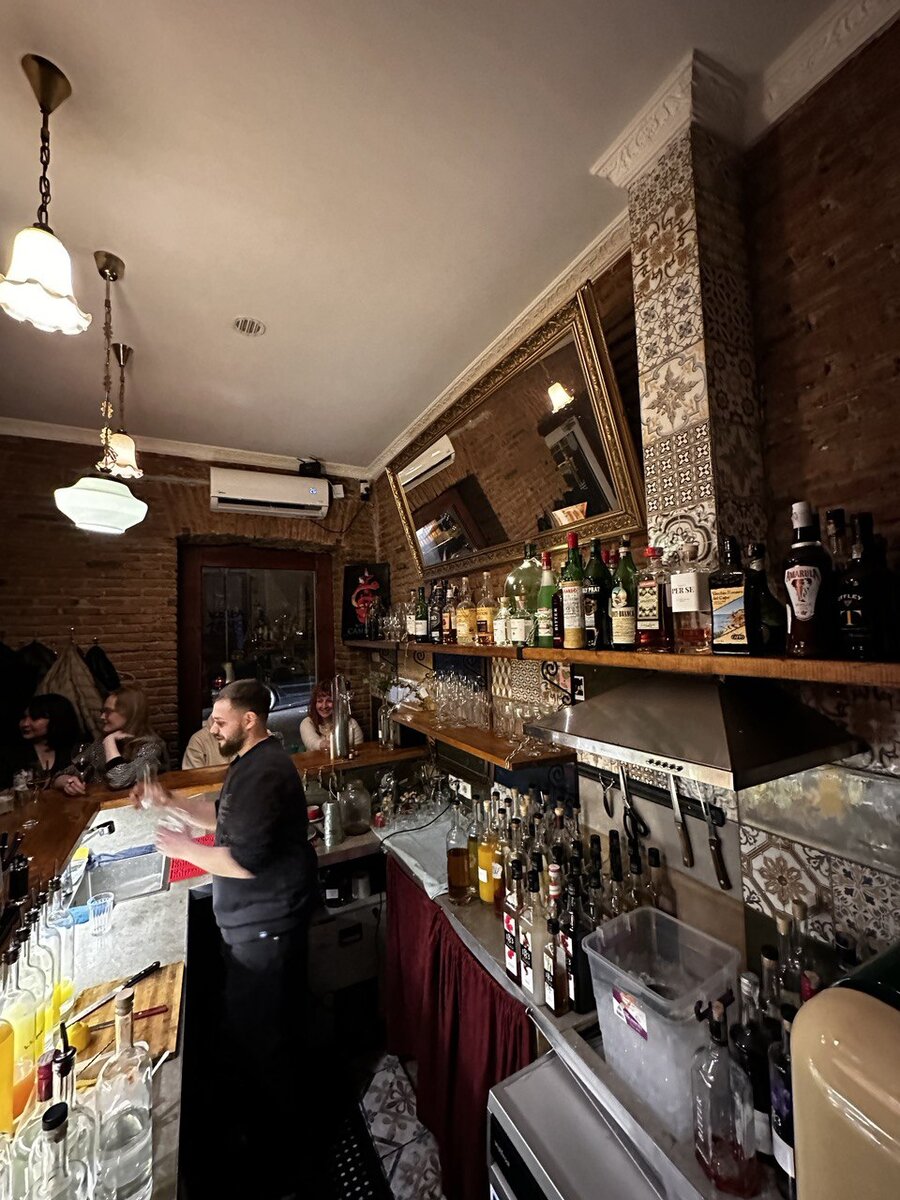 ресторан тбилиси на бадаевском. тбилиси бар valiko. Sitio wine bar тбилиси. винотека 8000 тбилиси. монограф тбилиси.