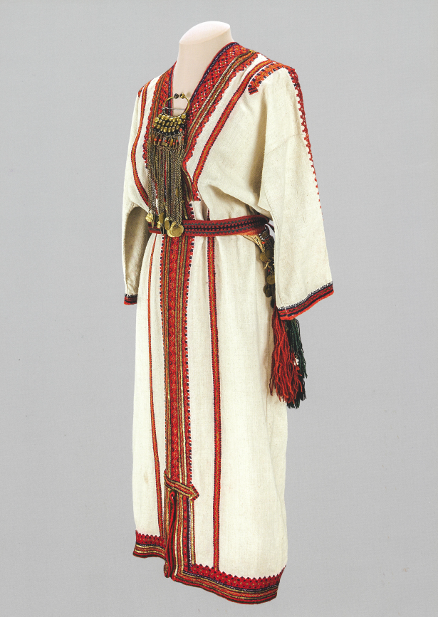 Одной из важнейших частей традиционного праздничного костюма народов России всегда были украшения. Сегодня мы покажем несколько необычных украшений мордовских, марийских, эрзянских и чувашских женщин.