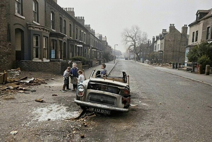 Дети играют у разбитой машины, улица в Манчестере, 1970 год.