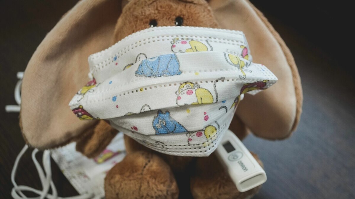     Омичей призывают носить средства защиты в местах скопления людей.