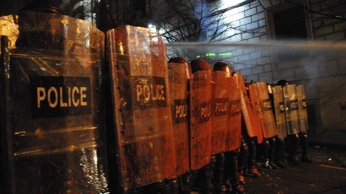    Полиция у здания парламента Грузии в Тбилиси, 8 марта 2023 года© AP Photo / Nicolo Vincenzo Malvestuto