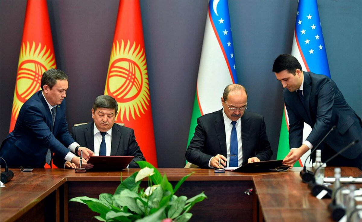 АКЫЛБЕК ЖАПАРОВ И АБДУЛЛА АРИПОВ. ФОТО ПРЕСС-СЛУЖБЫ ПРАВИТЕЛЬСТВА КЫРГЫЗСТАНА