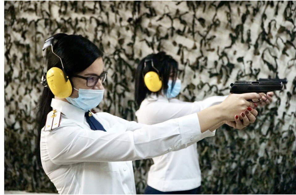     Девушка отлично стреляет - служба обязывает!