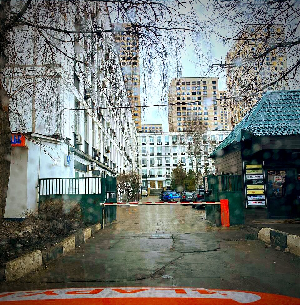 Милости просим! Но в этот раз обошлось без шлагбаума....