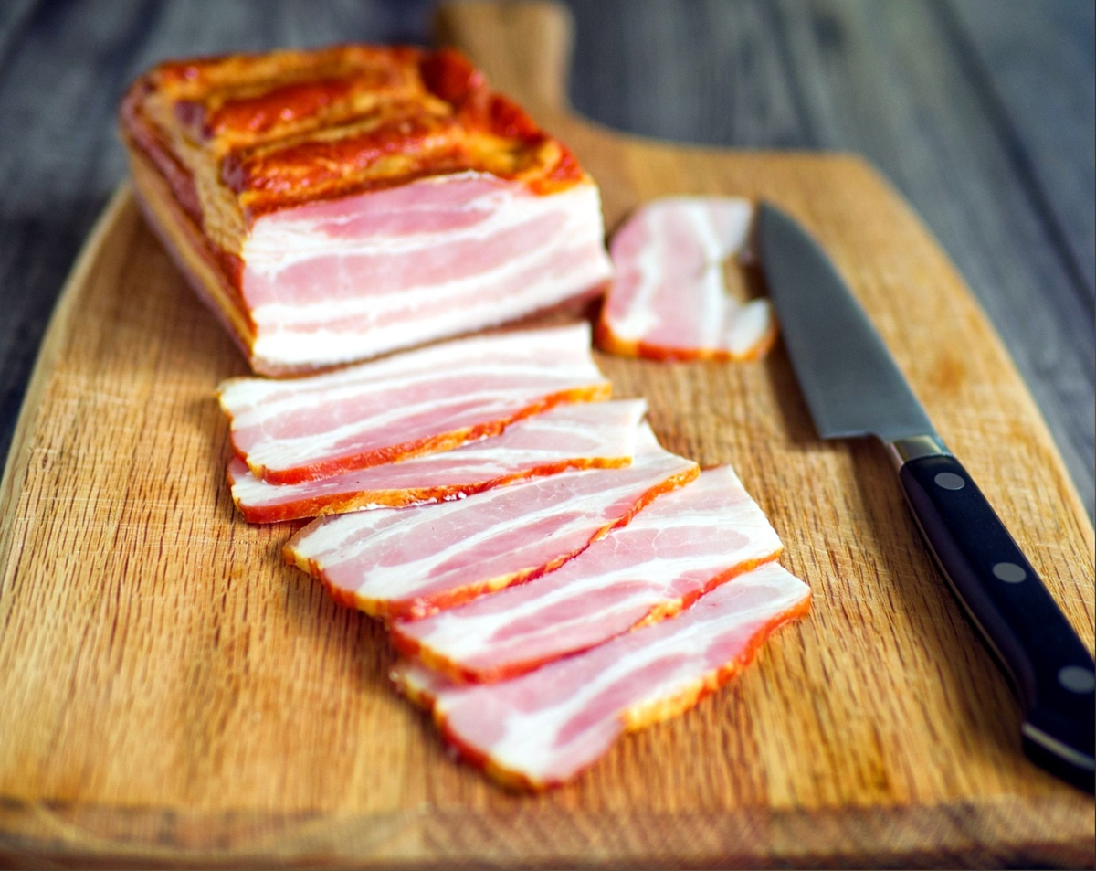 бекон геншин. кусок бекона. ломтик бекона. сало грудинка копченая. бекон копченый.