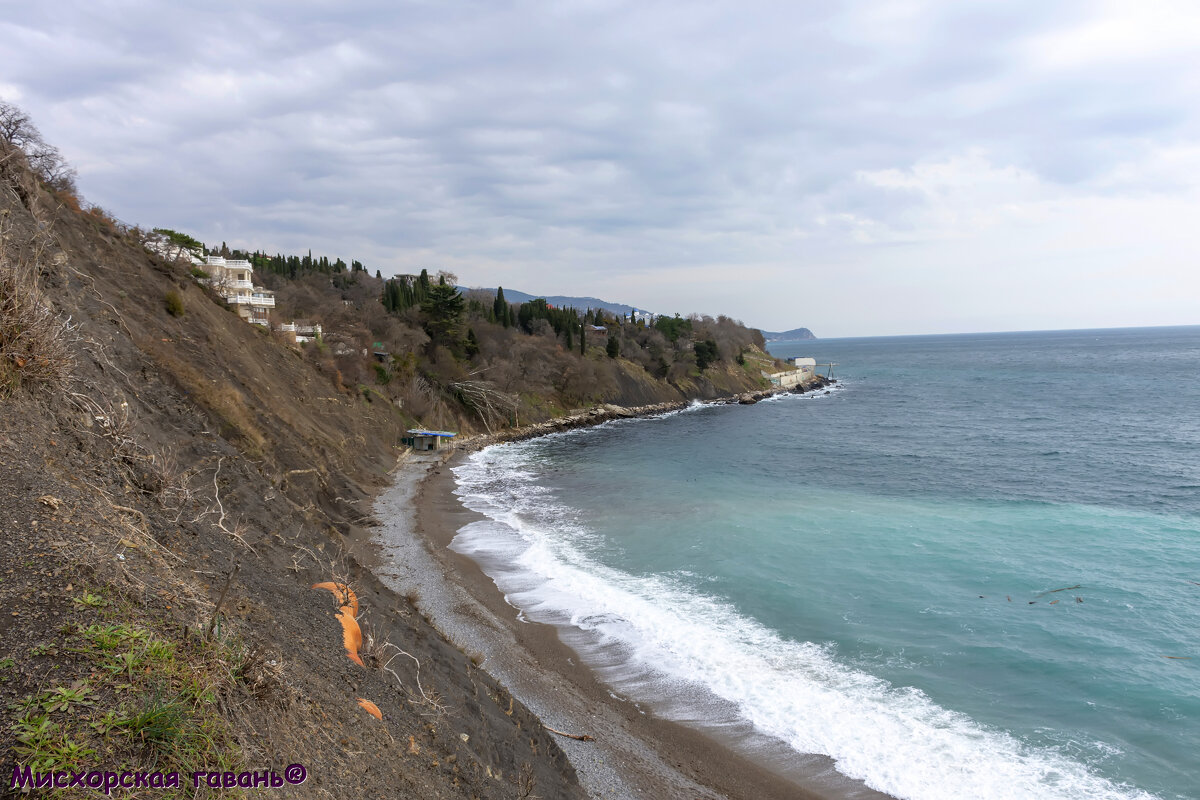 Пляж Алупки с большими камнями шезлонгами