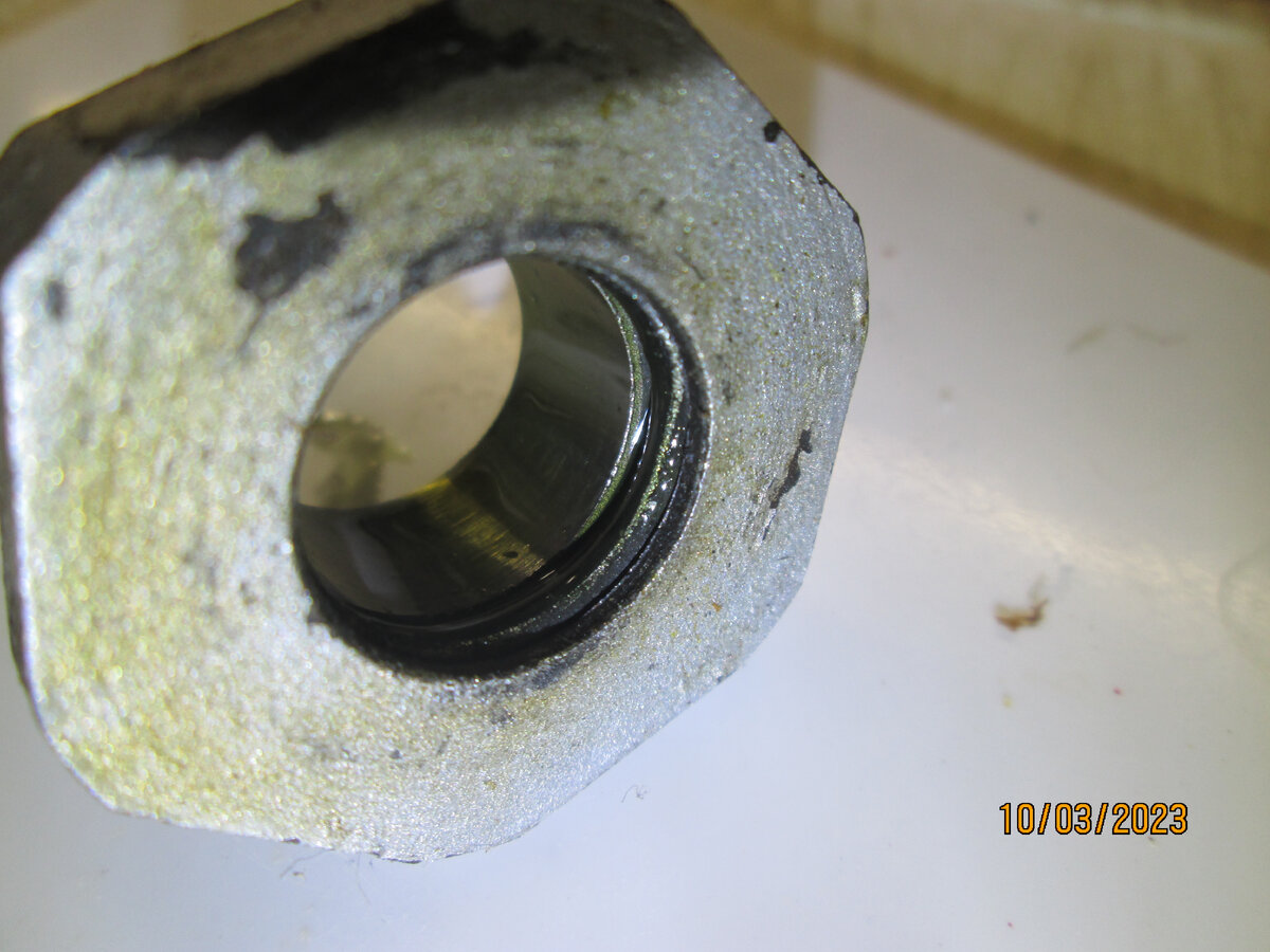 Сальник внутри гайки.