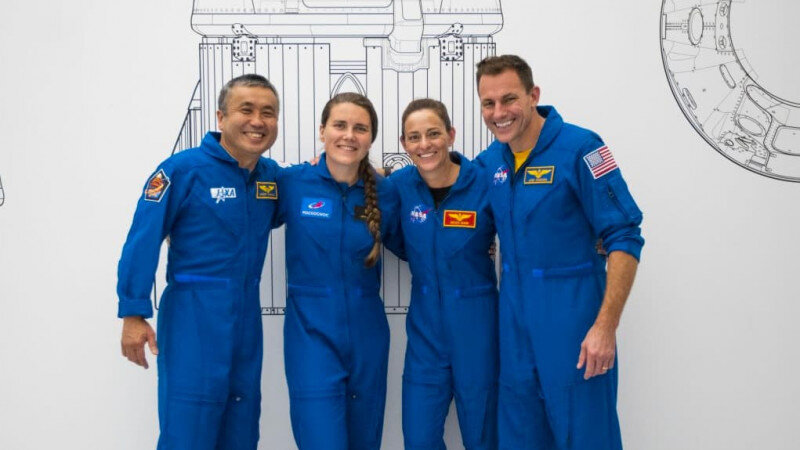     Экипаж космического корабля Crew Dragon NASA