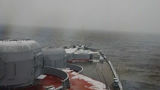     Корабли Тихоокеанского флота продолжают свое дежурство, но полеты морской авиации скорректированы с учетом метеоусловий. Кроме того, на всех объектах флота проверены резервные источники питания и жизнеобеспечения.