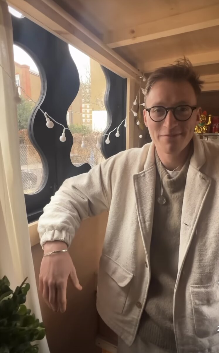 Харрисон Маршалл в своём новом жилище. Фотография из открытого источника. 