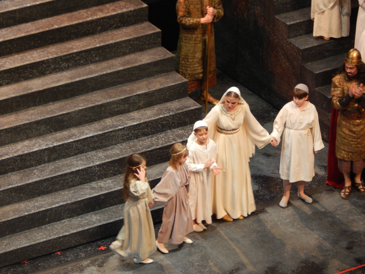 Анна - К.Капицына с детьми
