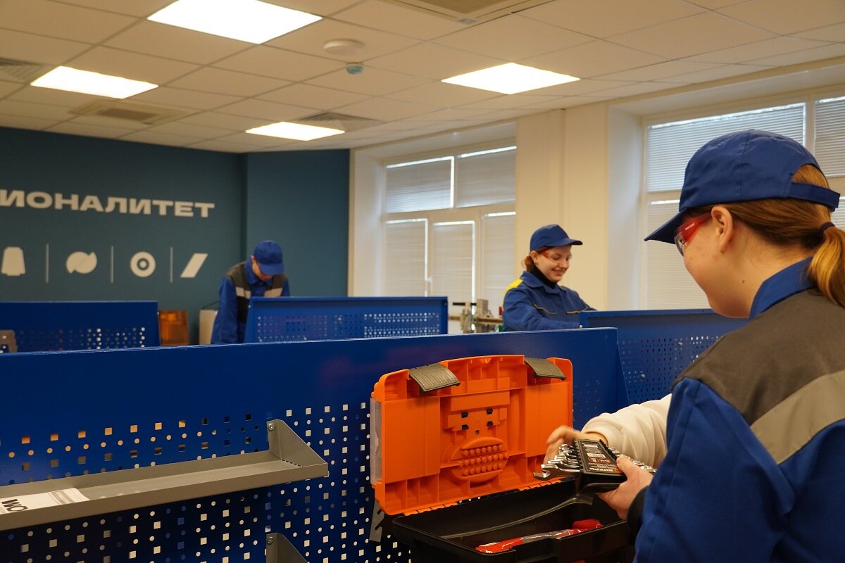    Студенты занимаются в современных мастерских и лабораториях, оборудование которых имитирует то, на котором они будут работать после получения диплома Алина Малинина