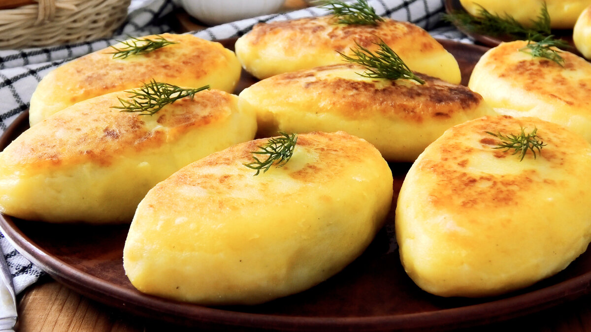 Постная картошка. Картофель постный рецепт. Картофель постный рецепт. Швабский картофельный салат. Запеченная картошка на праздничный стол.
