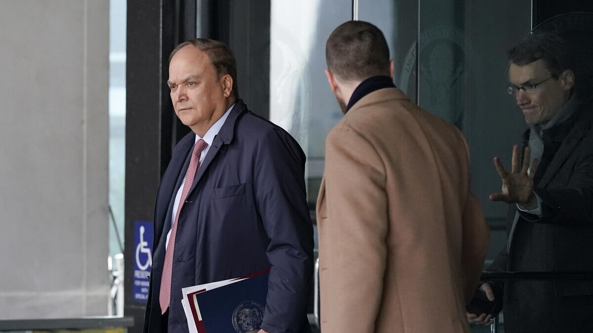    Посол России в Вашингтоне Анатолий Антонов после встречи с помощником госсекретаря по Европе Карен Донфрид в Государственном департаменте США в Вашингтоне© AP Photo / Patrick Semansky