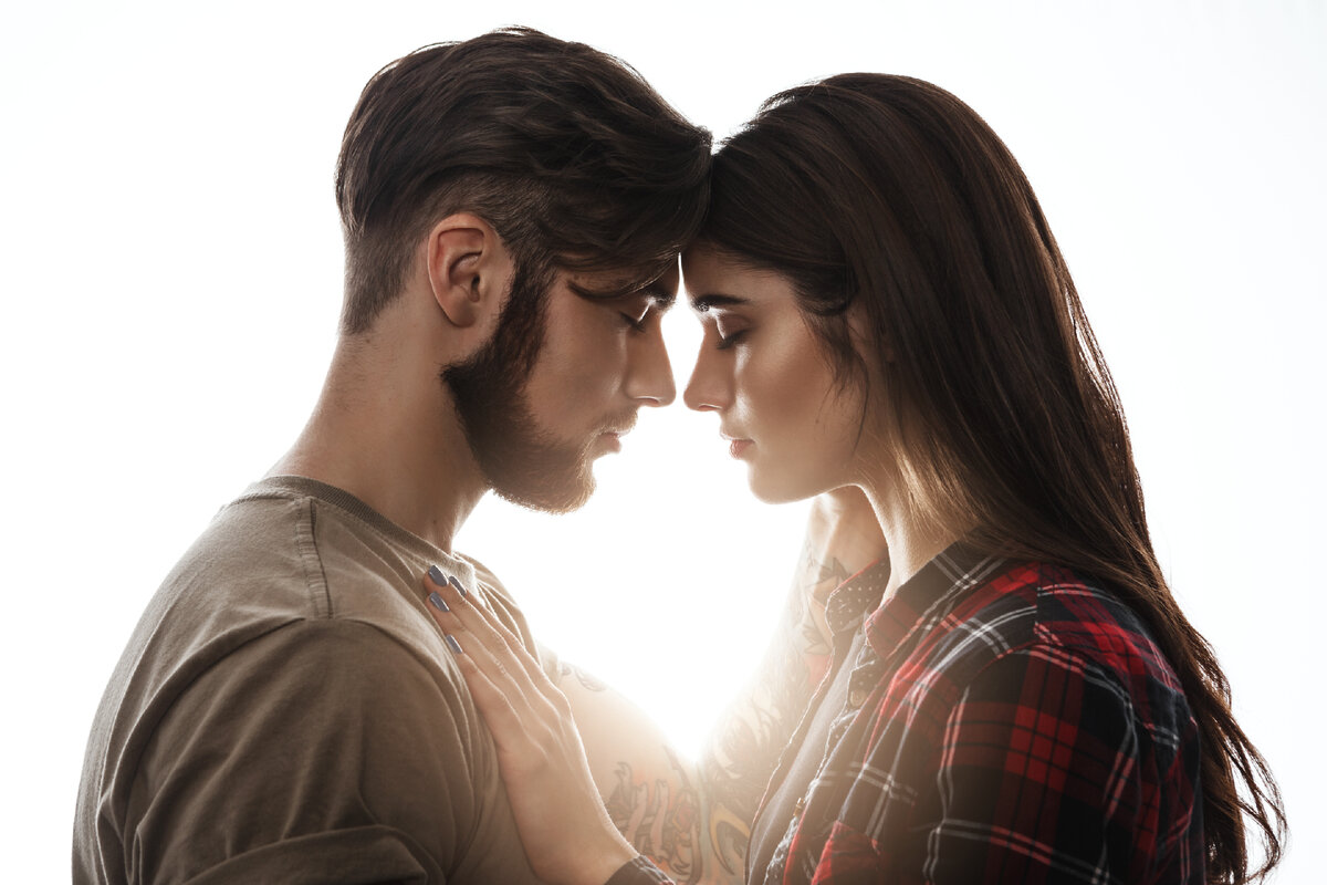 силуэт лица. страстные женщины. парень и девушка лбами. страстные женщины в постели. девушка и парень лоб ко лбу.