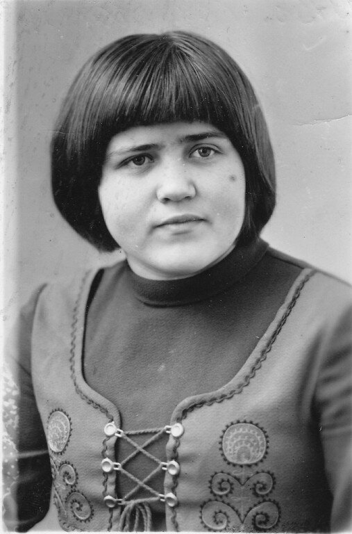 13 лет. Ну не Мальвина конечно. Зато модная стрижка "Сессон"