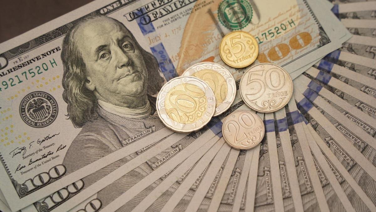    Доллары и тенге на столе:NUR.KZ / Владимир Третьяков