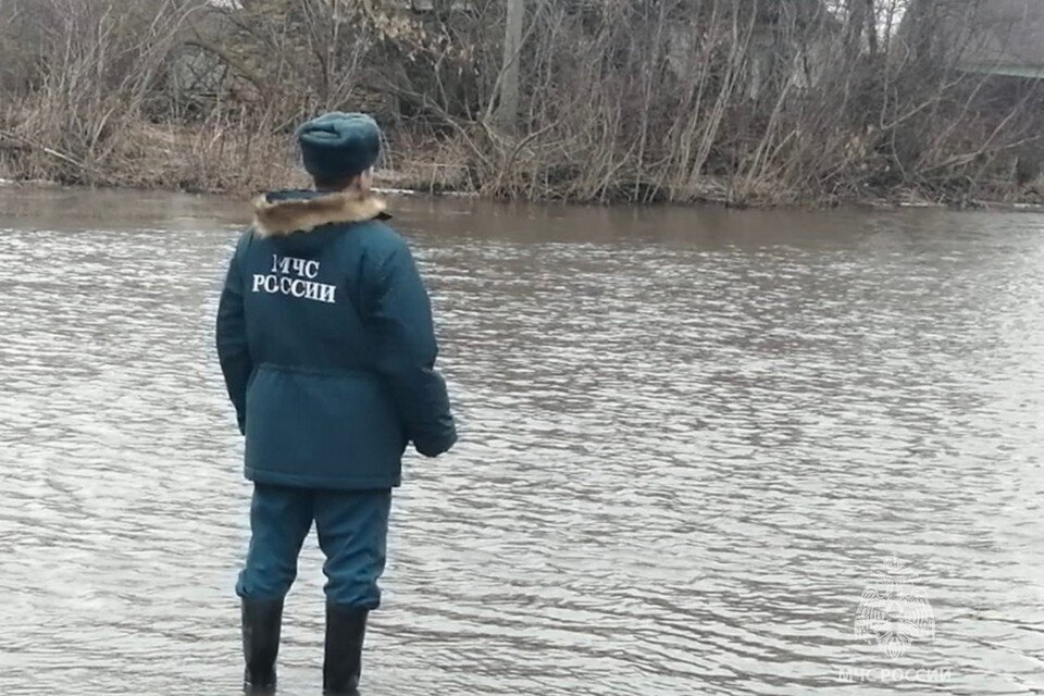     В Липецкой области остаются затопленными восемь дорог и два моста  Пресс-служба ГУ МЧС Липецкой области.