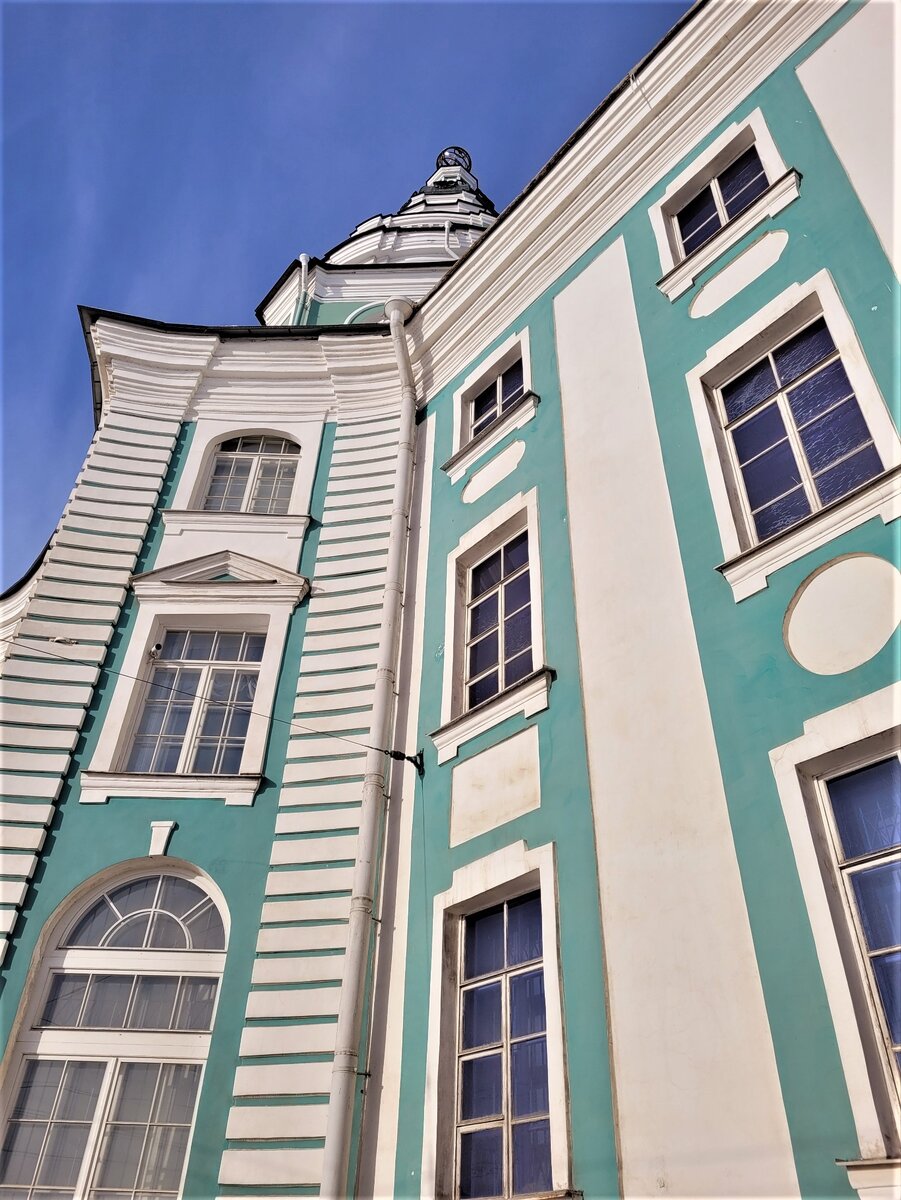 Кунсткамера. Первый музей России. Здесь же находилась и первая Академия наук —  Петербургская