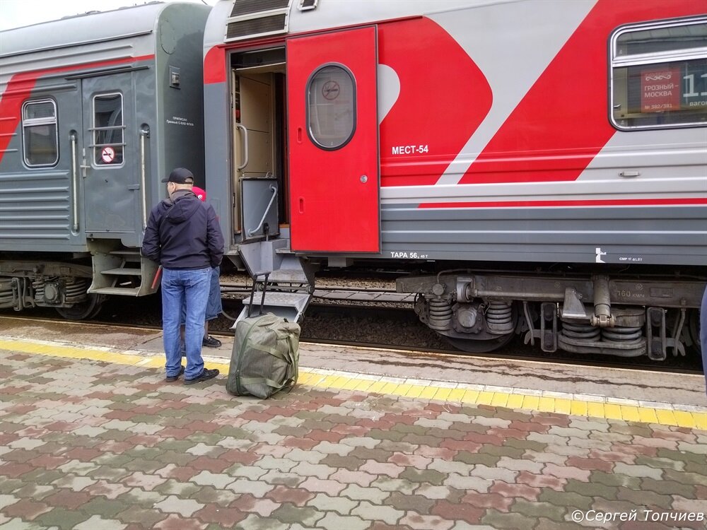 Маршрут поезда 381 грозный москва. Вагон поезда. Плацкарт в поезде. На перроне у вагона. Вагон электрички комфорт.