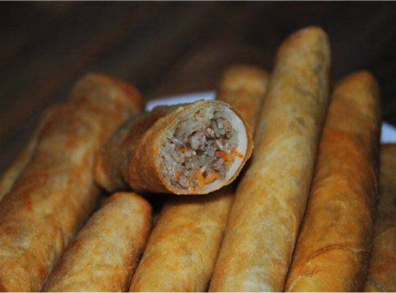 По 2 пластины слоеного тесто сложить по длине вна - хлест и раскатать в виде прямоугольника. Каждый прямоугольник намазать майонезом с зеленью. Нарезать 6 стеблей зелёного лука с 2 луковицами . Лук смешать с 300 г мясного фарша, 2 ст ложками сметаны, 2 ст. Ложки тёртого сыра, 1 яйцом, солью и перцем. Намазать фаршем тесто, оставив края шириной с палец, края завернуть на начинку и скатать тесто трубочками. Трубочки выложить швом вниз на смазанный маслом противень. Смешать 1 желток с 1 ст ложкой воды  обмазать трубочки и запекать 30 минут до золотистого - коричневого цвета в разогретой до 180 - 200  градусов духовке. Можно украсить мелко нарезанный зеленью. Приятного аппетита.