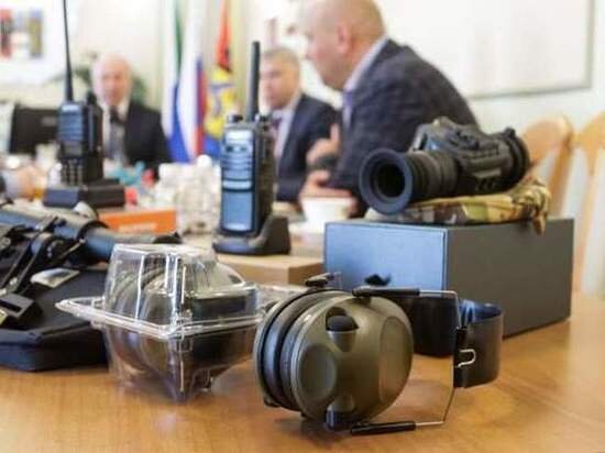     Радиостанции и тепловизоры передали военным в мэрии Хабаровска. ФОТО: мэрия Хабаровска